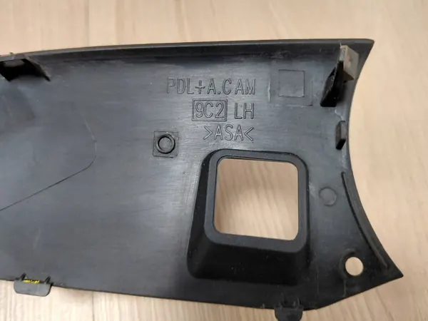 Toyota BZ4X Untere Spiegelabdeckung Links OEM - Gebraucht image 3
