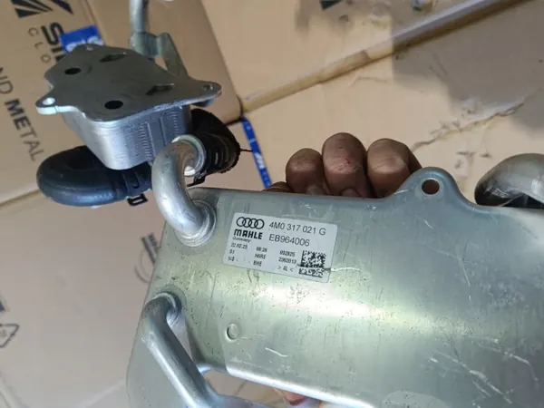 Refroidisseur d'huile d'occasion OEM 3123131222323372433 Porsche image 3