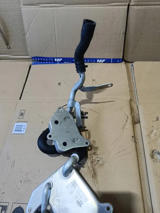 Refroidisseur d'huile d'occasion OEM 3123131222323372433 Porsche image 4