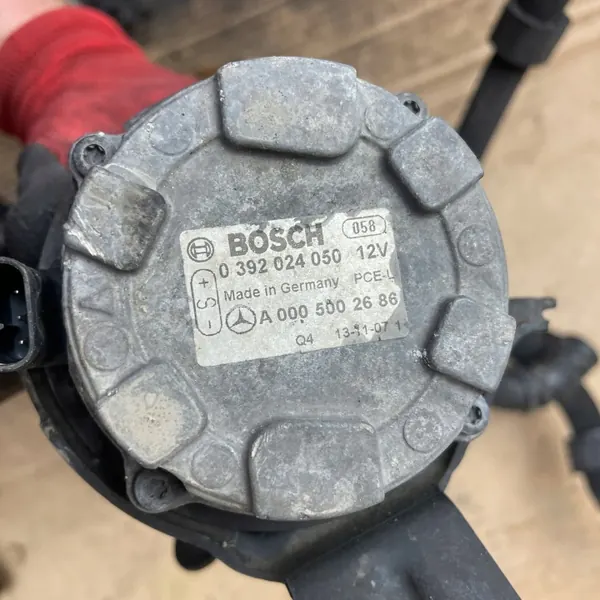 Pompe à eau Mercedes OEM A0005002686 - État utilisé image 3