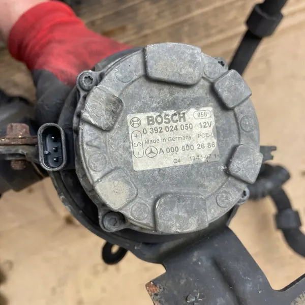 Pompe à eau Mercedes OEM A0005002686 - État utilisé image 4