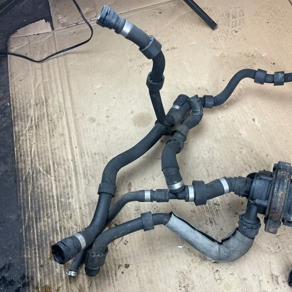 Pompe à eau Mercedes OEM A0005002686 - État utilisé image 5