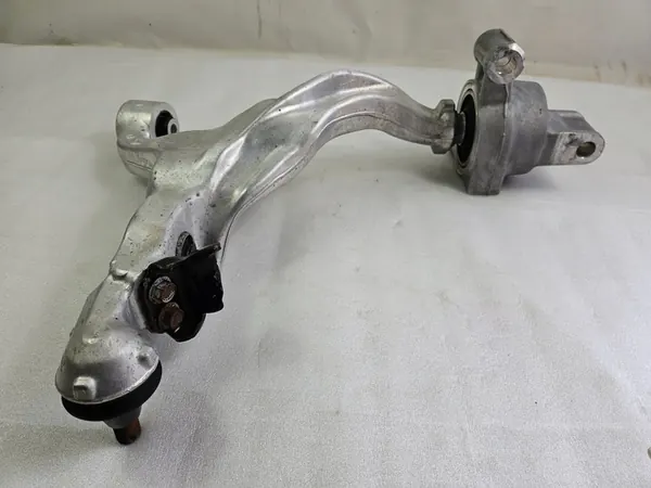 Braccio di controllo inferiore sinistro Infiniti Q50 2013-2024 OEM image 3