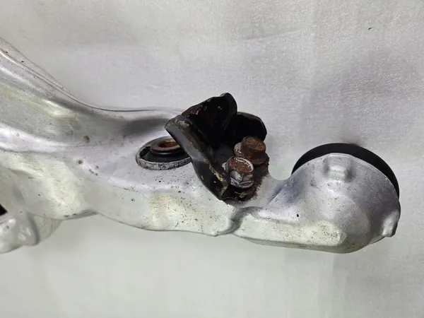Braccio di controllo inferiore sinistro Infiniti Q50 2013-2024 OEM image 4