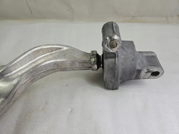 Braccio di controllo inferiore sinistro Infiniti Q50 2013-2024 OEM image 7