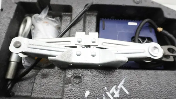 Suzuki Swift MK7 varapyörän vaahto OEM 75481-70l0 image 8