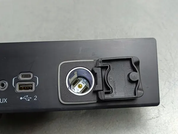 USB-pistorasia Jeep Grand Cherokee WL OEM P68377882AD image 5