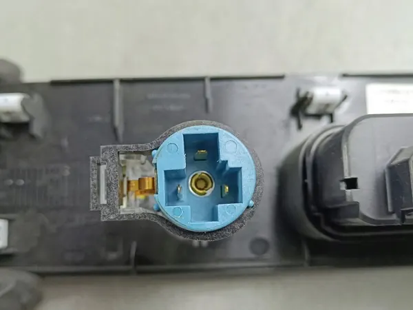USB-pistorasia Jeep Grand Cherokee WL OEM P68377882AD image 8