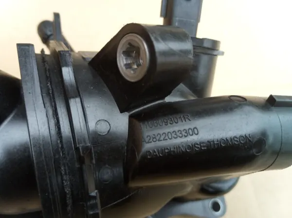 Carcasa termostato OEM 110600260R - Renault OE usado image 4