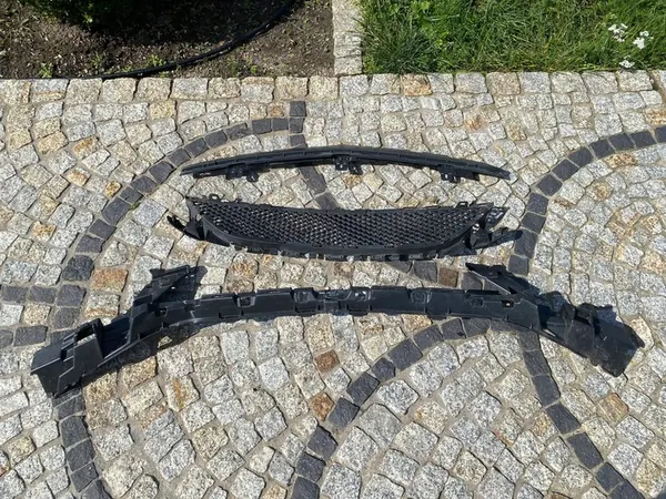 Rejilla de parachoques MERCEDES C CLASS 2058852123 OEM image 2
