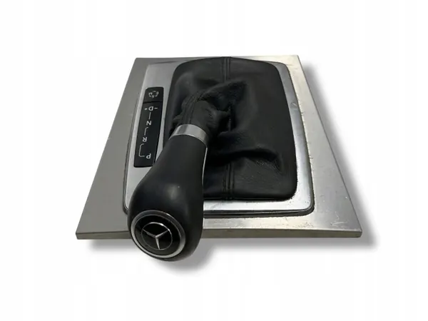 Pomo de cambio Mercedes-Benz OEM A2046807208 - Usado image 3