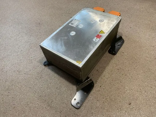 Inversor Porsche Taycan OEM 5QE915684BK Usado image 10