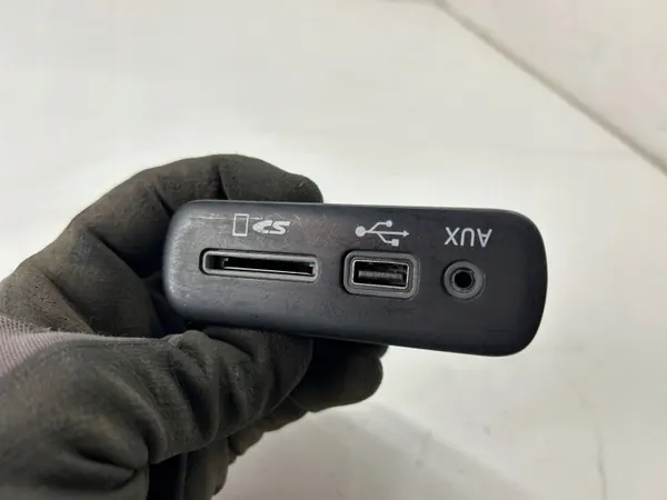 Tomada AUX USB SD OEM 68206384AC para Dodge Challenger image 3