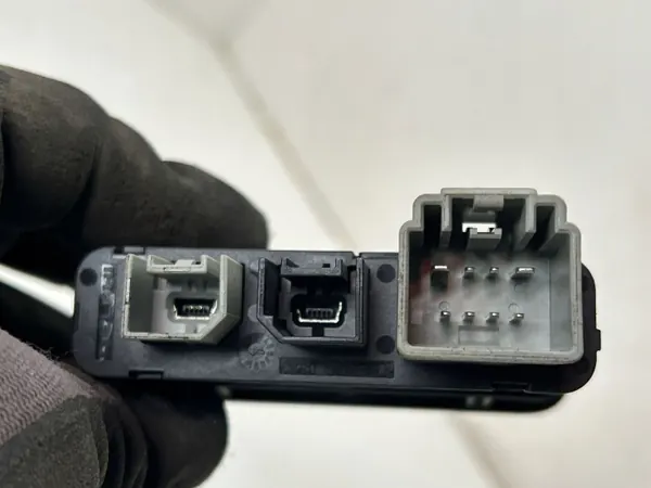 Tomada AUX USB SD OEM 68206384AC para Dodge Challenger image 5