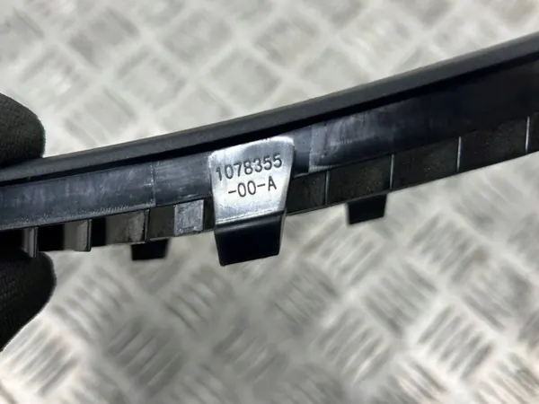 Tesla Model X Tuuletusritilä OEM 107835500A - Käytetty image 5