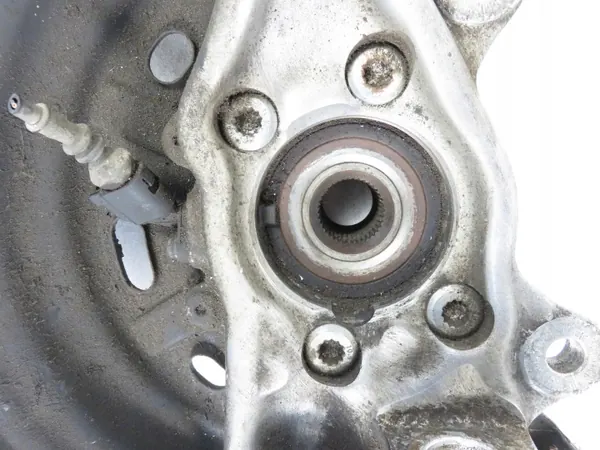 OEM Etu-oikea pyörännapa Audi A8 D3 4.0 TDI image 5