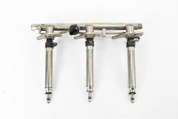 Rampe de carburant A2760781245 Mercedes W205 W253 W213 W222 3.0 V6 image 2