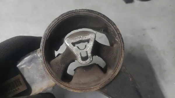 Chrysler Voyager 2.8 CRD Supporto Motore Posteriore OEM 04880604AA image 3