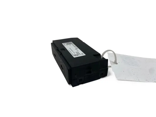 Audi e-tron USB-pistorasia OEM 4N1035722 - Käytetty image 3