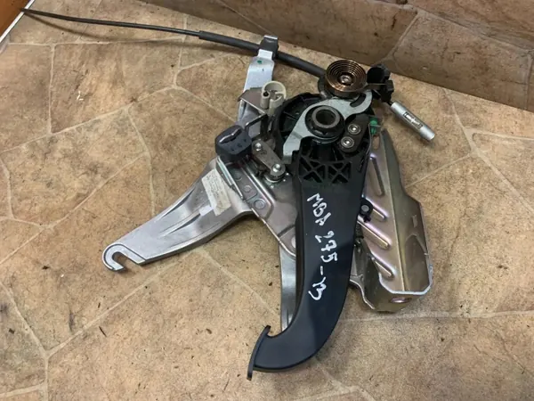 Mercedes-Benz Handbremsmechanismus OEM A2044200684 image 4