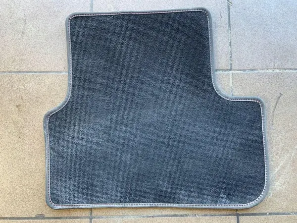 Juego alfombras Mercedes-Benz OEM A1176803900 - Usado image 3