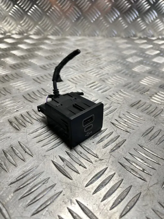 Prise Hub USB-C OEM NX7T-14F014-AD pour Ford Focus IV image 2