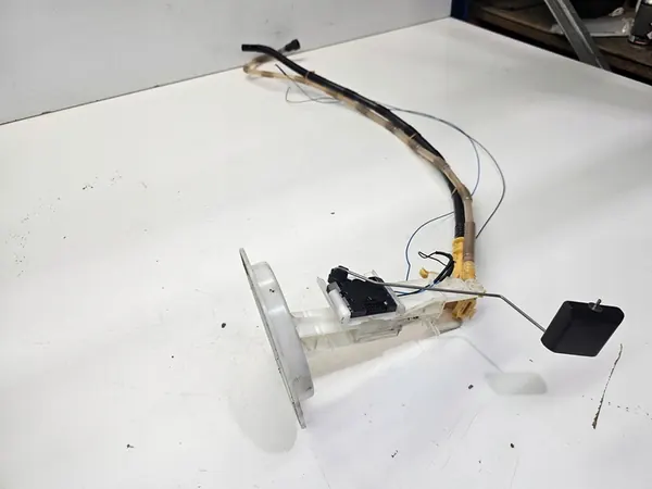 Sensor de nível de combustível Audi A6 C6 image 4