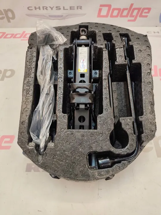 JEEP GRAND CHEROKEE WK2 11-21 Kit d'outils image 1