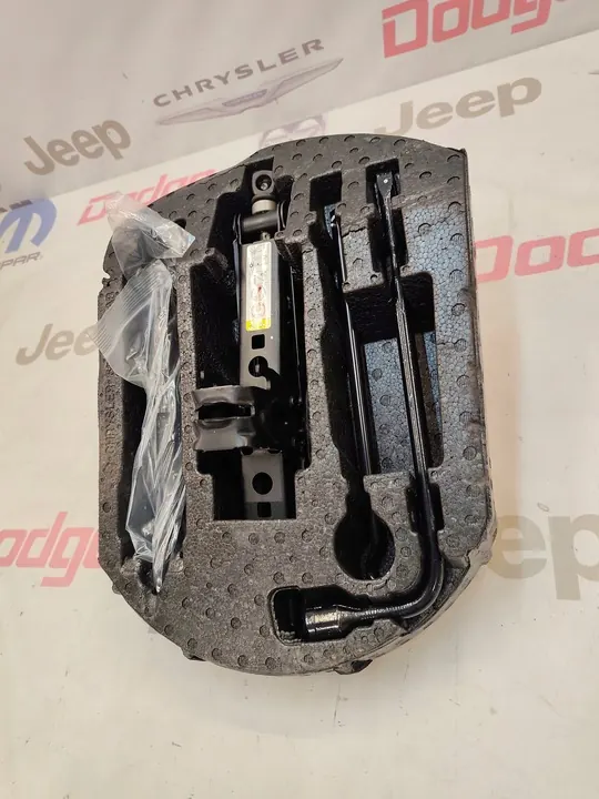 JEEP GRAND CHEROKEE WK2 11-21 Kit d'outils image 2