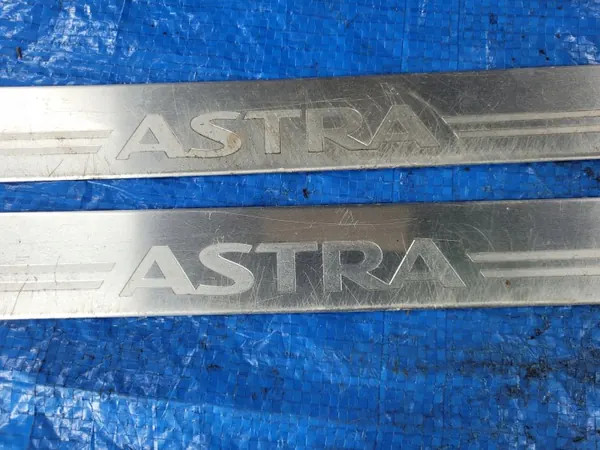 Pegatina de estribo Opel Astra H OEM 13243521 image 3