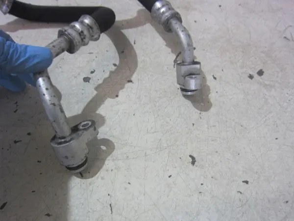 Conduit de refroidisseur d'huile BMW X5 E70 OEM 7586438 image 3