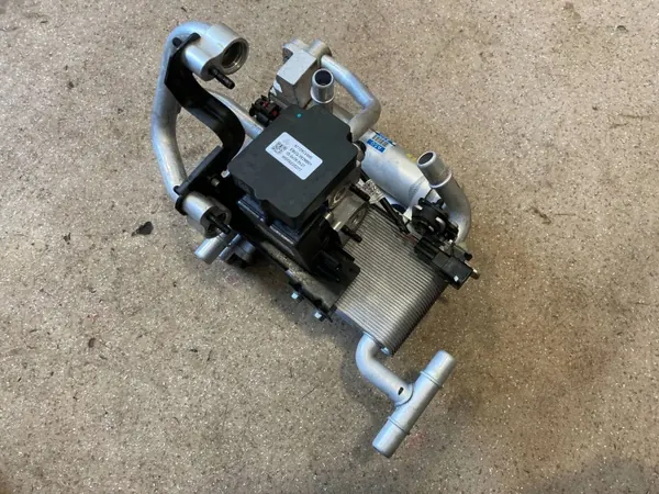 Secador AC KIA EV6 OEM 97725CV000 - Usado image 3