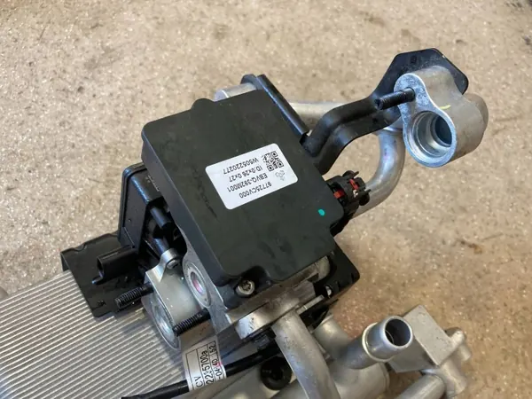 Secador AC KIA EV6 OEM 97725CV000 - Usado image 7
