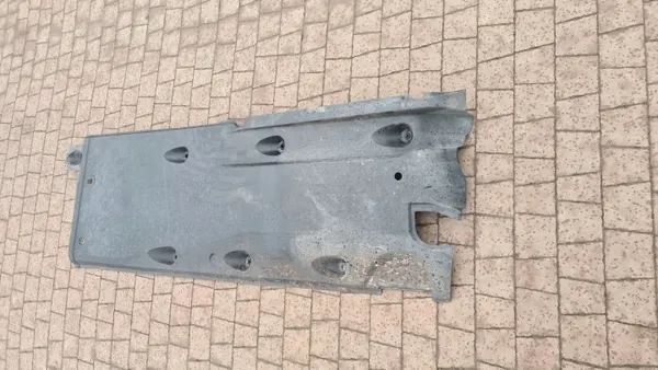 Skoda Superb II Underkroppsskydd Vänster OEM 3T0825201G image 2