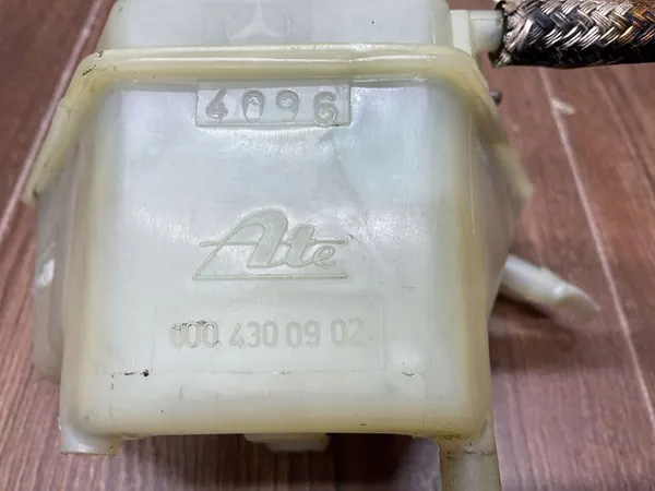 Réservoir de liquide de frein Mercedes-Benz SL R129 image 9