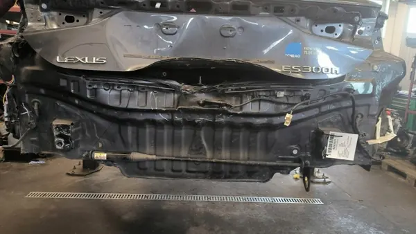 Parachoques trasero OEM 1L1 para Lexus ES300H VII - Usado image 2
