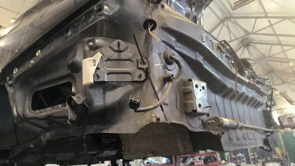 Parachoques trasero OEM 1L1 para Lexus ES300H VII - Usado image 3
