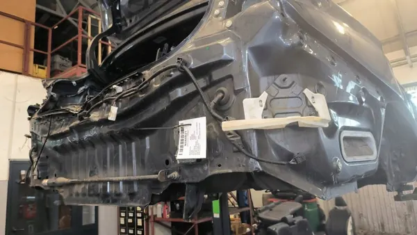 Parachoques trasero OEM 1L1 para Lexus ES300H VII - Usado image 5