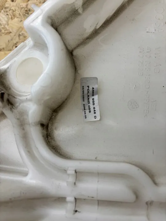 Audi Q7 4M0 Pesulaitteen säiliö OEM 4M0955452D image 4