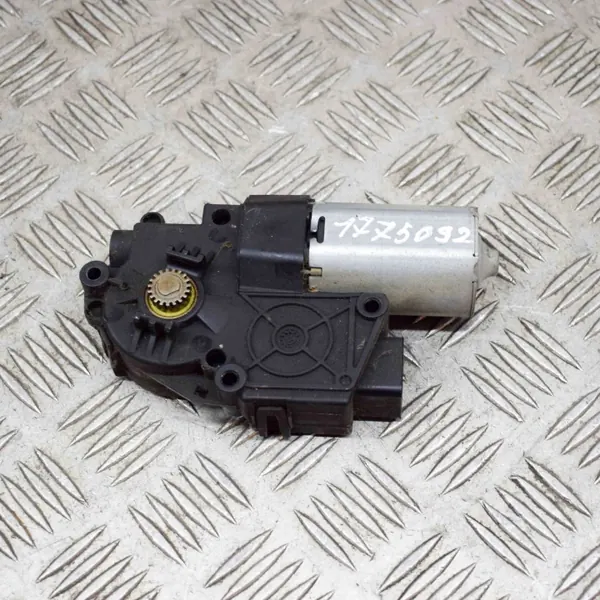 Mercedes GLK Schiebedachmotor OEM 5WK11519 image 2