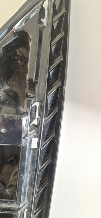 Nissan OE Radiator Grille 62310HV22A image 3