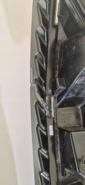 Nissan OE Radiator Grille 62310HV22A image 4