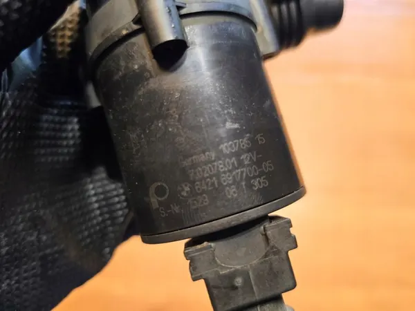 BMW E60 E61 E63 E64 Tilläggsvattenpump Webasto 6917700 image 2