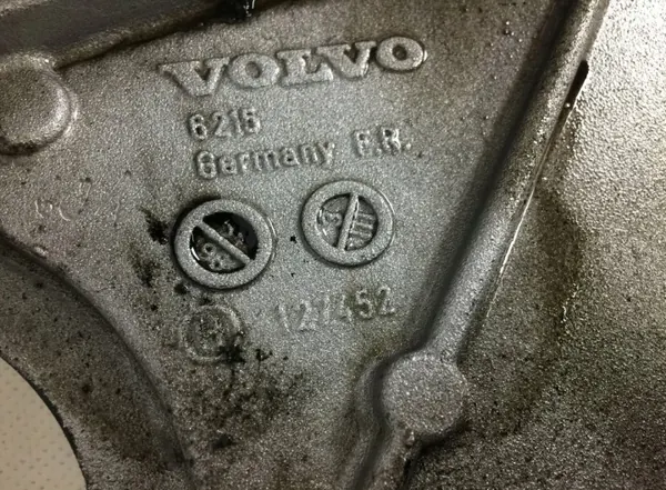 OEM 3964549 Volvo Cubierta Motor Delantera - Usado image 3