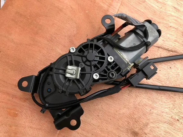 BMW Z4 E89 kattoaukon mekanismi OEM 116009023 image 4