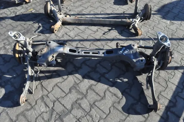 Kia Ceed I taka-akselipalkki OEM 273257 image 2