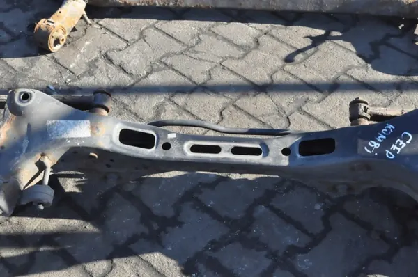 Kia Ceed I taka-akselipalkki OEM 273257 image 4