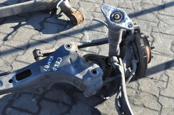 Kia Ceed I taka-akselipalkki OEM 273257 image 5