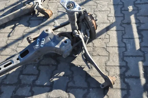 Kia Ceed I taka-akselipalkki OEM 273257 image 6