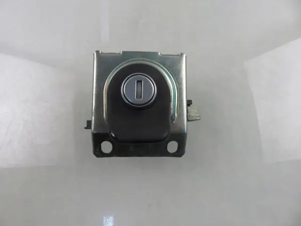 Bakluckelåsinsats OEM 5Z6827774 - Begagnad VW Del image 2